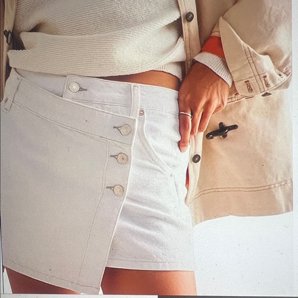 NWT: FREE PEOPLE Wynne Denim Asymmetrical Button Mini Skirt in White- Size 27